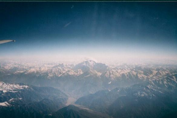 Под крылом самолёта - вертикальный предел...так начался наш воздушный путь над Пакистаном, Индией, Китаем - к самому сердцу Азии - Тайланду...    []
