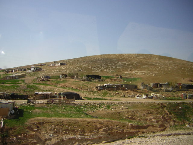 бедуинский посёлок []