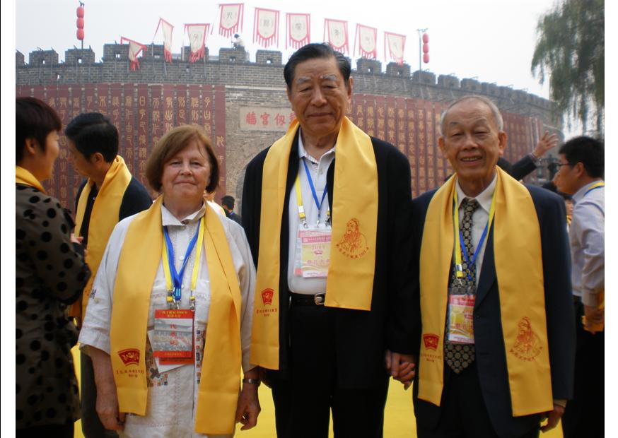 Автор вместе с китайскими конфуцианцами в Цюйфу, Сентябрь 2009 []