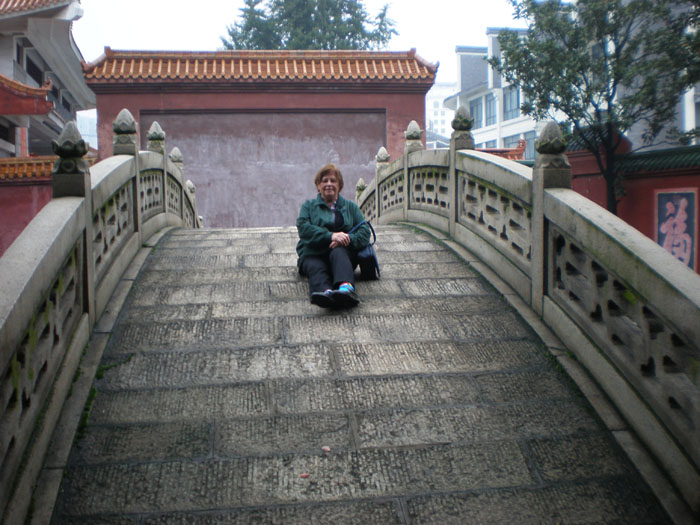 На мосту у храма Конфуция в Юэяне [Лю Янло, окт 2010]