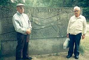 Справа Арон Нафха, а рядом - его хоржельский земляк Арон Харсина(см. рассказик 