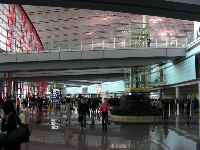 Внутри третьего Терминала аэропорта []