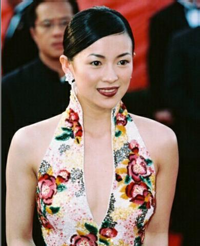 Китайская актриса Чжан Цзы-и на церемонии вручения премии Оскар, 2003 []