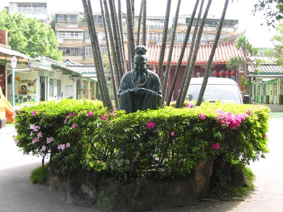 Памятник Конфуцию в Тайбэе, установленный перед входом в детский садик [Врадий Сергей]